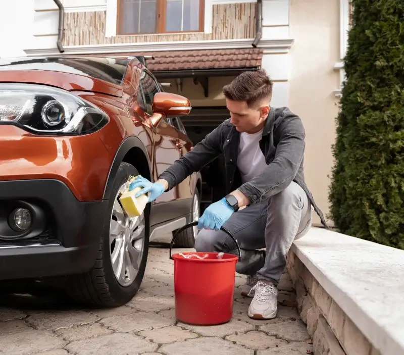 Lavage auto à domicile Méjannes-le-Clap : professionnel intervenant sur un véhicule